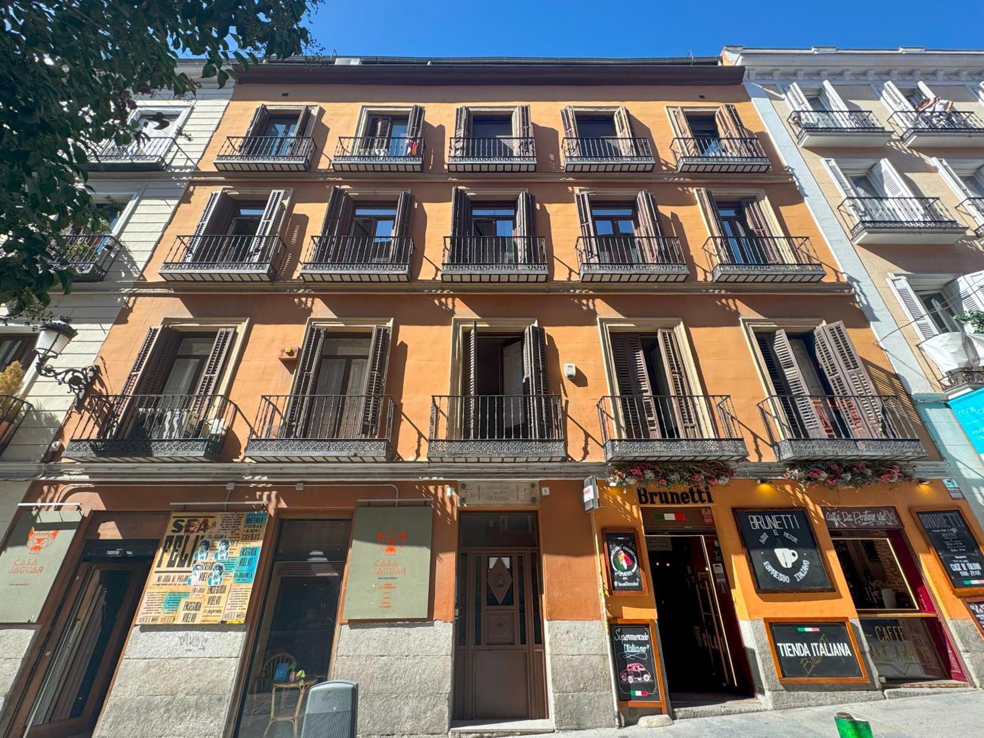 Opera Stays By Charming — Photos 1